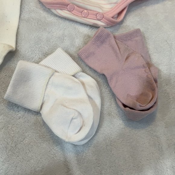 Adorable New 4 Piece Baby Set One Piece, Leggings and 2 Pairs of Socks 6-12M - Picture 6 of 12